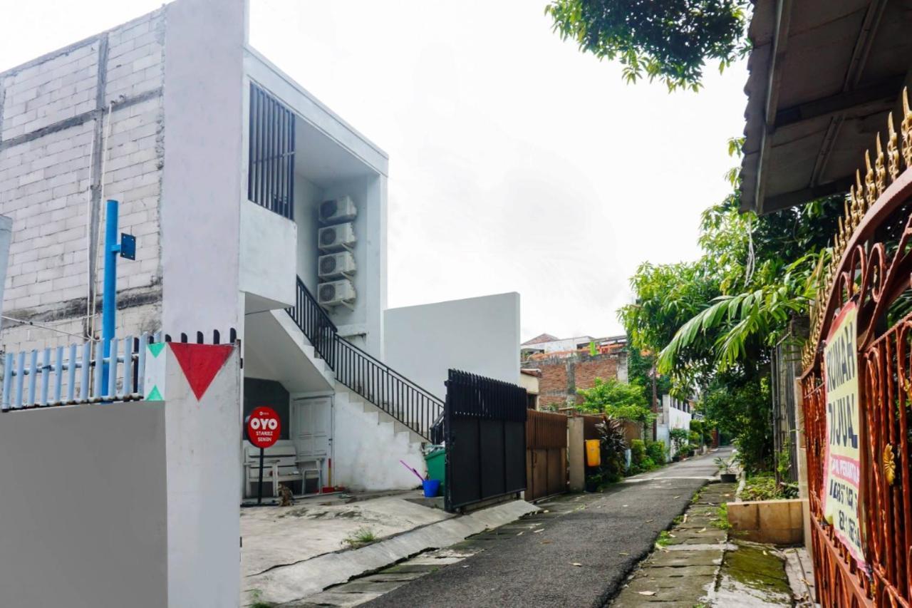 Super Oyo 91074 Stariez Senen Syariah Otel Cakarta Dış mekan fotoğraf